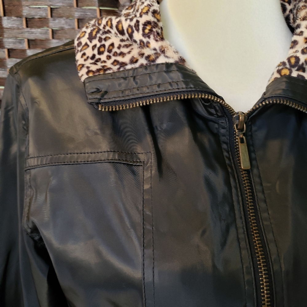Axara Women's Jacket - Picture 2 of 10